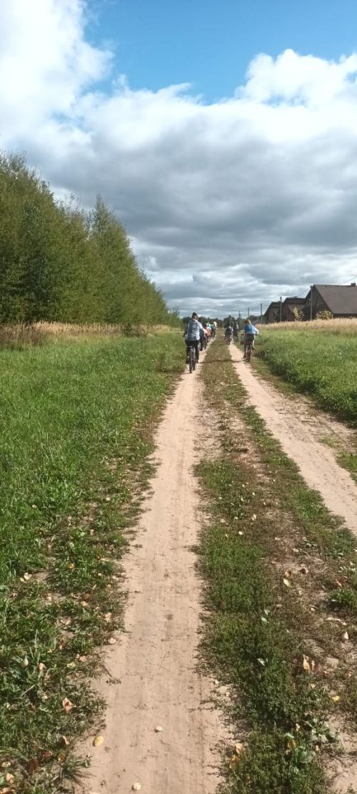 Школьный велопробег к роднику объединил учеников и родителей