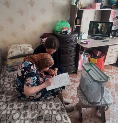 100-летняя Антонина Трошина из Верхнего Услона проголосовала на дому