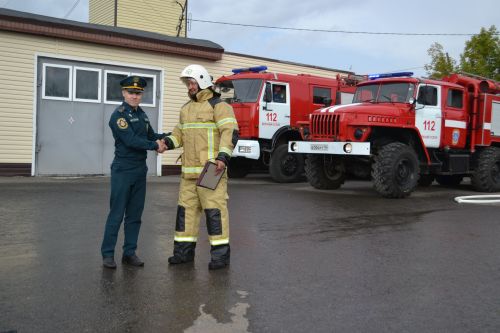 Водяная арка и крепкие объятия: начальника ПЧ Верхнего Услона проводили на отдых