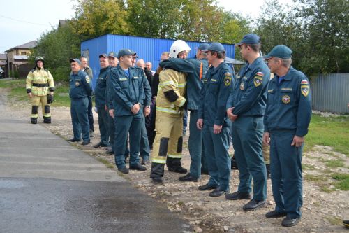 Водяная арка и крепкие объятия: начальника ПЧ Верхнего Услона проводили на отдых