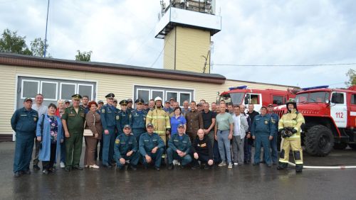 Водяная арка и крепкие объятия: начальника ПЧ Верхнего Услона проводили на отдых