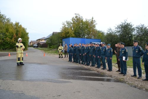 Водяная арка и крепкие объятия: начальника ПЧ Верхнего Услона проводили на отдых