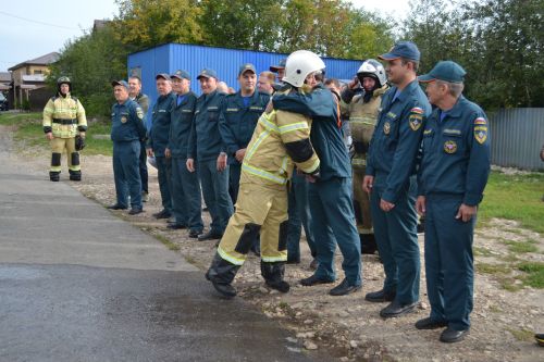 Водяная арка и крепкие объятия: начальника ПЧ Верхнего Услона проводили на отдых