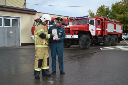 Водяная арка и крепкие объятия: начальника ПЧ Верхнего Услона проводили на отдых