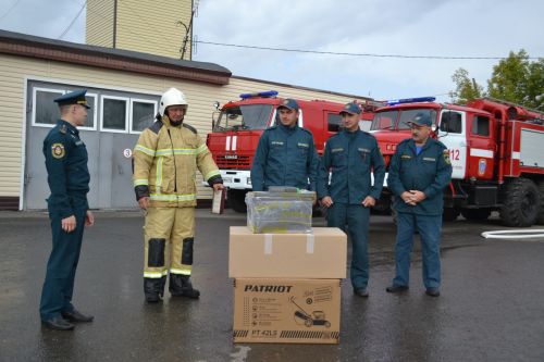 Водяная арка и крепкие объятия: начальника ПЧ Верхнего Услона проводили на отдых