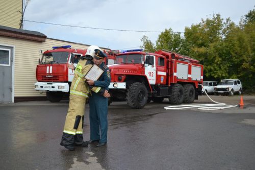 Водяная арка и крепкие объятия: начальника ПЧ Верхнего Услона проводили на отдых