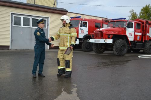 Водяная арка и крепкие объятия: начальника ПЧ Верхнего Услона проводили на отдых