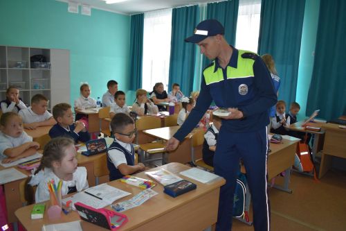 В Верхнеуслонской средней школе первоклашкам напомнили о ПДД