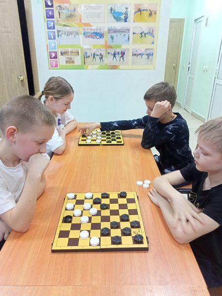 Новогодний турнир по шашкам прошёл для подростков в Русском Макулове