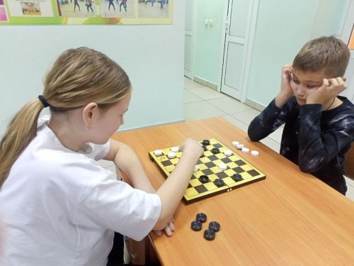 Новогодний турнир по шашкам прошёл для подростков в Русском Макулове