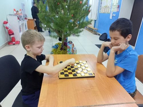 Новогодний турнир по шашкам прошёл для подростков в Русском Макулове