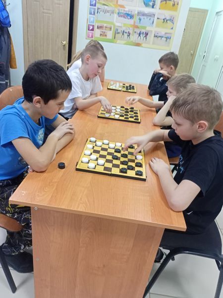 Новогодний турнир по шашкам прошёл для подростков в Русском Макулове