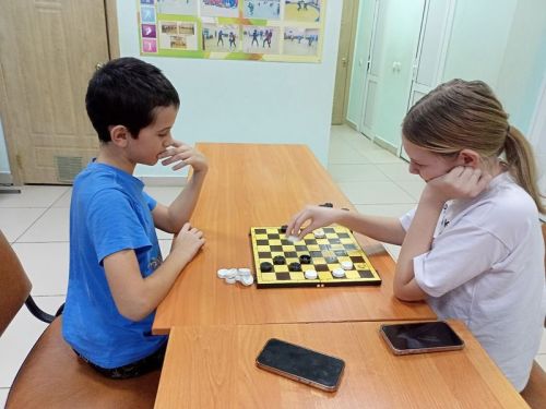 Новогодний турнир по шашкам прошёл для подростков в Русском Макулове