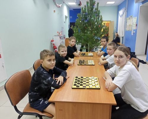 Новогодний турнир по шашкам прошёл для подростков в Русском Макулове