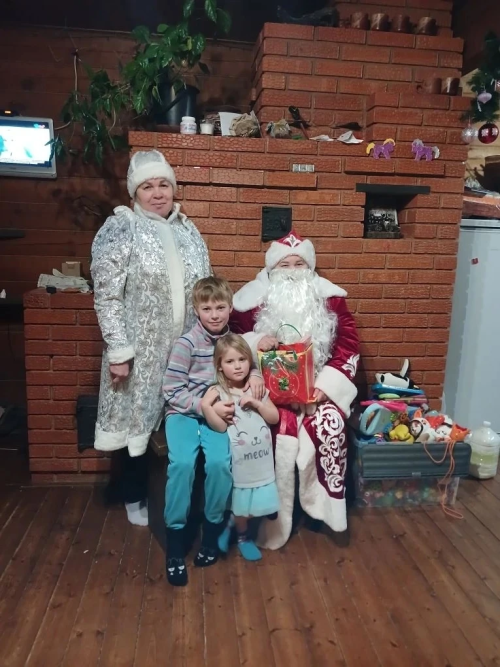 Мәмәтхуҗада күпбалалы гаиләне Яңа ел белән котладылар