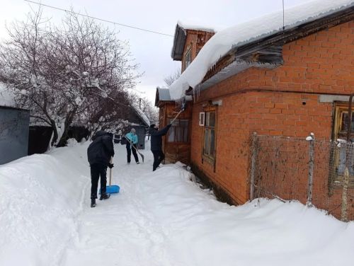 Волонтеры «Снежного десанта» в Верхнем Услоне расчистили двор ветерану-педагогу