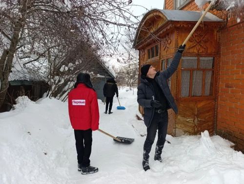 Волонтеры «Снежного десанта» в Верхнем Услоне расчистили двор ветерану-педагогу