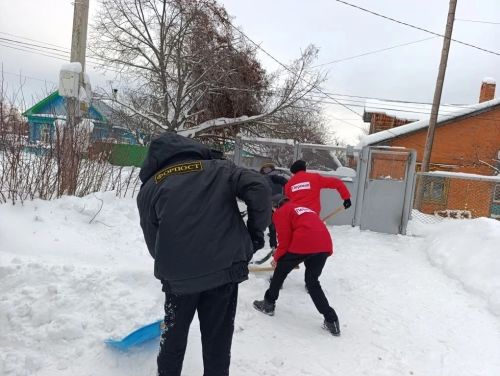 Волонтеры «Снежного десанта» в Верхнем Услоне расчистили двор ветерану-педагогу