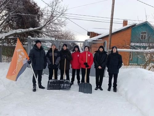 Волонтеры «Снежного десанта» в Верхнем Услоне расчистили двор ветерану-педагогу