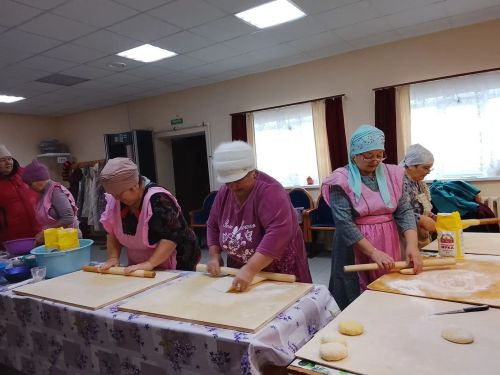 Жители деревни им.Вахитова приготовили домашнюю лапшу для солдат