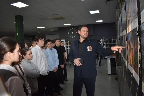 В Верхнем Услоне открылась фотовыставка о событиях на Донбассе