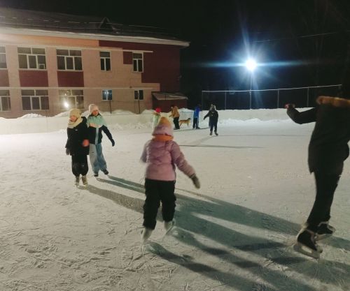Массовое катание на коньках увлекло молодежь в Макулове