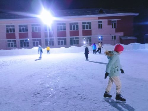 Массовое катание на коньках увлекло молодежь в Макулове