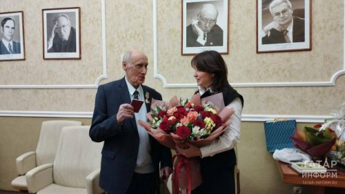 95-летнему академику из Татарстана вручили медаль Ордена «За заслуги перед РТ»