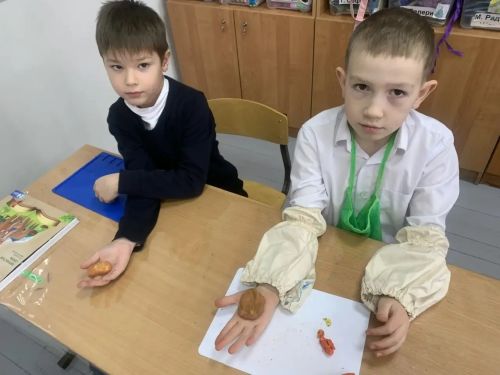 Первоклассники узнали о блокадном Ленинграде и слепили хлеб из пластилина