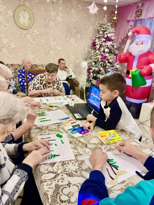 Третьеклассник в Верхнем Услоне проводит новогодние мастер-классы для пожилых