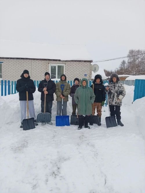 Школьники в Татарско-Бурнашевской школы расчистили дворы для пожилых