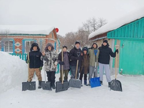 Школьники в Татарско-Бурнашевской школы расчистили дворы для пожилых