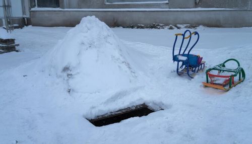 Двое детей погибли в колодце у стихийной горки в Менделеевске
