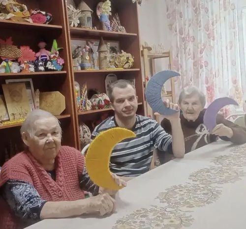 Мастер-класс по изготовлению новогодних поделок прошёл в интернате