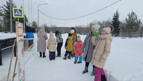 «Зимние забавы» собрали детей в парке Верхнего Услона