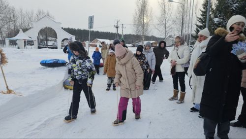 «Зимние забавы» собрали детей в парке Верхнего Услона