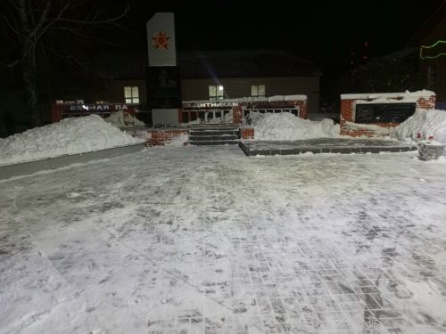 Подростки очистили от снега обелиск в Русском Макулове