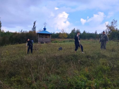 Кураловские школьники благоустроили родник и высадили 23 дерева