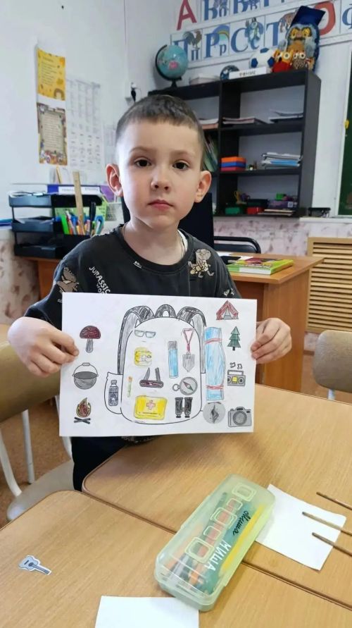 Балалар сәяхәткә бару өчен рюкзакларын җыйдылар