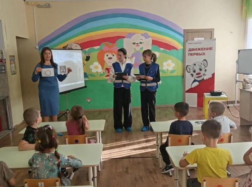 ЮИДовцы подарили фликеры малышам Кураловского детсада