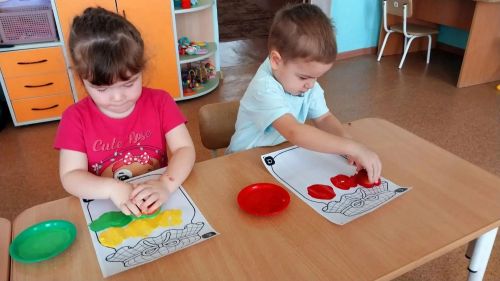 Балалар керпегә алма җыярга булыштылар