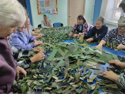 Мастерицы из Русского Макулова создают щит для бойцов