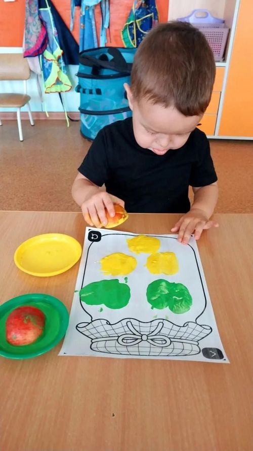 Балалар керпегә алма җыярга булыштылар
