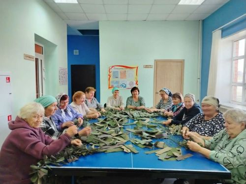 Мастерицы из Русского Макулова создают щит для бойцов