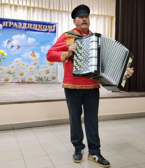 Макуловский СДК провел концерт «Жизни золотой листопад»