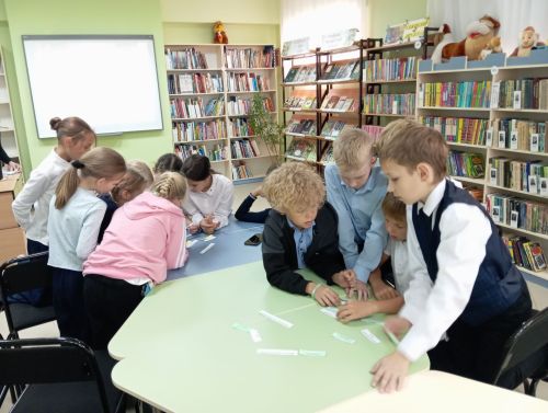 Школьники района сделали «аленькие цветочки» в библиотеке