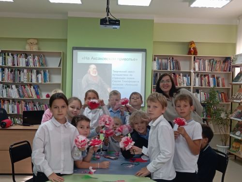 Школьники района сделали «аленькие цветочки» в библиотеке