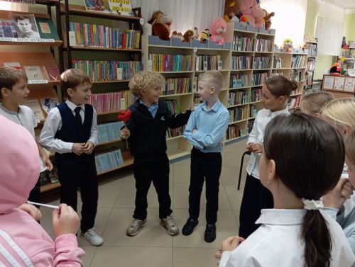 Школьники района сделали «аленькие цветочки» в библиотеке