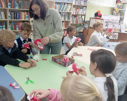Школьники района сделали «аленькие цветочки» в библиотеке