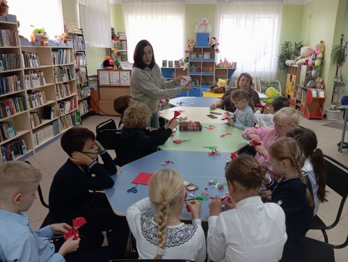 Школьники района сделали «аленькие цветочки» в библиотеке